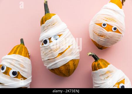 Hallowwen vacanza sfondo concetto. Zucche vestite come mummie spaventose con bende e occhi Foto Stock