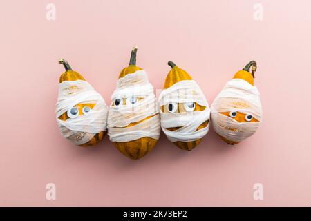 Hallowwen vacanza sfondo concetto. Zucche vestite come mummie spaventose con bende e occhi Foto Stock