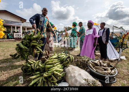 Donazioni rurali fatte dalle donne rurali di diverse delegazioni ai partecipanti all'evento. La Giornata Internazionale delle Donne rurali celebrata in Camerun e il Ministero dell'Empowerment delle Donne e la Famiglia hanno lanciato le celebrazioni a Nguibassal, Centro Camerun. La Giornata Internazionale è stata istituita dalle Nazioni Unite e osservata per la prima volta nel 2008. Tra i celebranti vi erano circa 2000 donne rurali provenienti da comunità come Ngog-Mapubi, Bondjock, Makak, Dibang e altre. In un mondo con disparità di genere più accentuate in cui le donne affrontano questioni legate alla proprietà del bestiame, alla parità di retribuzione, alla partecipazione alla de Foto Stock