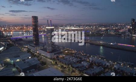 Melbourne, VIC, Australia - 31-dic-2021 - Docklands e il fiume Yarra la vigilia di Capodanno poco prima dei fuochi d'artificio Foto Stock