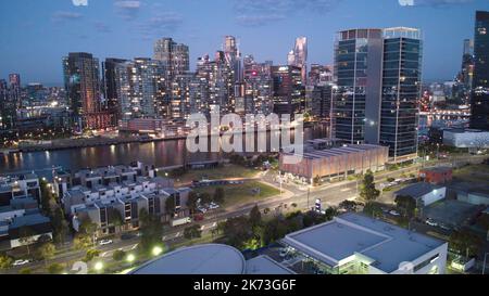 Melbourne, VIC, Australia - 31-dic-2021 - Docklands e il fiume Yarra la vigilia di Capodanno poco prima dei fuochi d'artificio Foto Stock