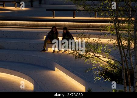 Vista dei gradini/sedili con illuminazione integrata. Exchange Square, Londra, Regno Unito. Architetto: DSDHA, 2022. Foto Stock