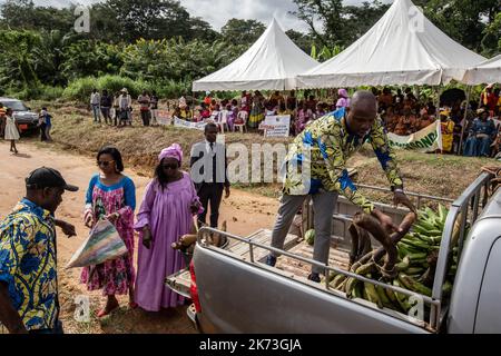 Donazioni rurali fatte dalle donne rurali di diverse delegazioni ai partecipanti all'evento. La Giornata Internazionale delle Donne rurali celebrata in Camerun e il Ministero dell'Empowerment delle Donne e la Famiglia hanno lanciato le celebrazioni a Nguibassal, Centro Camerun. La Giornata Internazionale è stata istituita dalle Nazioni Unite e osservata per la prima volta nel 2008. Tra i celebranti vi erano circa 2000 donne rurali provenienti da comunità come Ngog-Mapubi, Bondjock, Makak, Dibang e altre. In un mondo con disparità di genere più accentuate in cui le donne affrontano questioni legate alla proprietà del bestiame, alla parità di retribuzione, alla partecipazione alla de Foto Stock