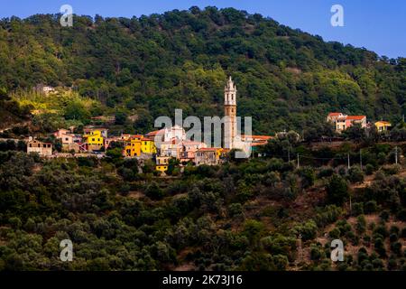 Veduta del paese di Vasia nel paesaggio ligure, Italia. Vasia è un comune italiano di 1.439 abitanti della provincia di Imperia, nella regione Liguria. Questo piccolo Foto Stock