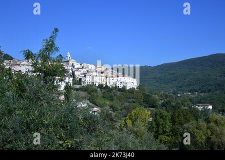 Vista sul Civitanova del Sannio borgo medievale del Molise. Foto Stock