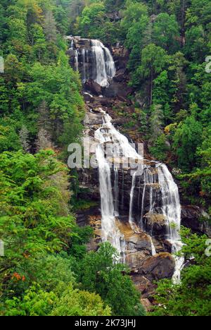 Dry Falls scorre dolcemente in una cascata nella Nantahala National Forest, nelle Blue Ridge Mountains del North Carolina Foto Stock