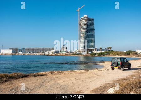 4 x 4 Jeep su una spiaggia con Ayia Napa Marina sullo sfondo Foto Stock