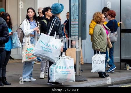 Londra, Regno Unito. 17 ottobre 2022. Gli amanti dello shopping si fermano a Oxford Street. Jeremy Hunt, Il nuovo Cancelliere dello scacchiere ha rilasciato la sua prima dichiarazione che ha revocato quasi tutti i tagli fiscali annunciati in un mini bilancio tre settimane fa dal suo predecessore Kwasi Kwarteng, che ha causato turbolenze nei mercati finanziari e ha aggravato il costo della crisi vivente e della crisi energetica. Credit: Stephen Chung / Alamy Live News Foto Stock