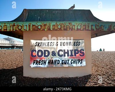 Fish and chips sulla spiaggia di Brighton Foto Stock