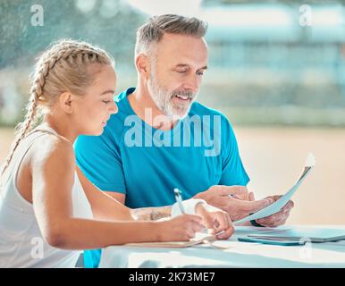 Non ho dubbi youd fare il campionato. un bel allenatore maturo seduto con un giocatore di tennis e discutere di un piano di gioco. Foto Stock