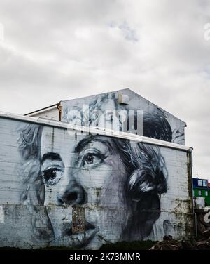 Grafitti murale sul lato di un edificio a Reykjavik, Islanda, Scandinavia, Europa Foto Stock