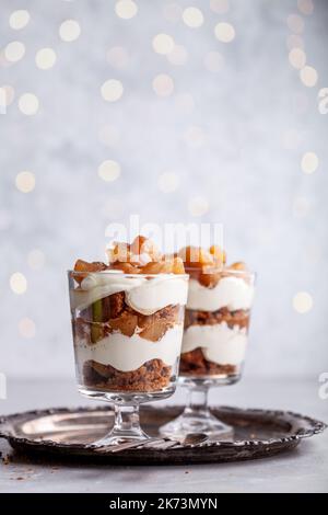 Dessert di Natale con biscotti di pan di zenzero, crema e pere Foto Stock