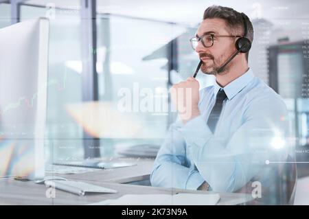 Sulla sua strada per diventare un cripto milionario. un uomo d'affari maturo che indossa una cuffia mentre lavora su un computer in ufficio. Foto Stock