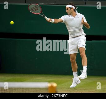 01/07/2016. Wimbledon 2016, Mens singles, Roger Federer (sui) contro Dan Evans (GBR), Centre Court. Roger Federer in azione durante la partita. Foto Stock