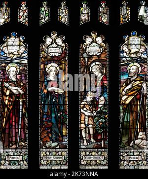 Una finestra commemorativa a quattro luci progettata (1903) da James Clarke, eseguita da A. J. Dix, nella chiesa di Santo Stefano, Kirkby Stepehen, Cumbria, Regno Unito Foto Stock