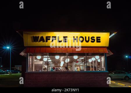 Calvert City, Kentucky, US-2 dicembre 2021: Waffle House esterno di notte. Waffle House è un'iconica catena di ristoranti con più di 2.100 locali Foto Stock