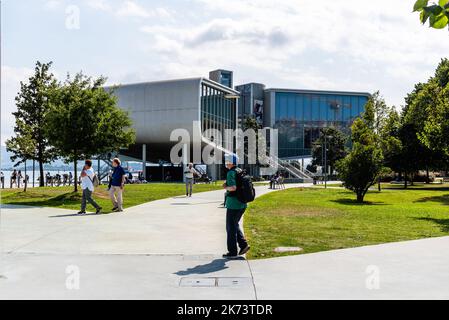 Santander, Spagna - 14 agosto 2022 - il Centro Botin è un centro artistico progettato dall'architetto Renzo piano, vincitore del premio Pritzker. Foto Stock