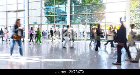 Anonimo sfocato chi viaggia nella hall dell'aeroporto Foto Stock