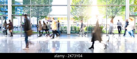 Molti anonimo sfocato persone andare a fare shopping nel centro commerciale Foto Stock