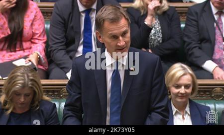 Cattura schermo del Cancelliere dello scacchiere Jeremy Hunt (al centro), accanto al leader della Camera dei Comuni Penny Mordaunt (a sinistra) e al primo Ministro Liz Truss, che parla alla Camera dei Comuni, Londra. Data immagine: Lunedì 17 ottobre 2022. Foto Stock