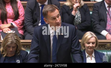 Cattura schermo del Cancelliere dello scacchiere Jeremy Hunt (al centro), accanto al leader della Camera dei Comuni Penny Mordaunt (a sinistra) e al primo Ministro Liz Truss, che parla alla Camera dei Comuni, Londra. Data immagine: Lunedì 17 ottobre 2022. Foto Stock