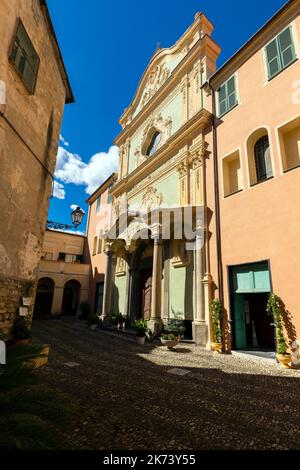 La Chiesa di San Tommaso apostolo a Dolcedo la facciata barocca è preceduta da un portico di colonne di pietra nera. Dolcedo è un borgo medievale Foto Stock