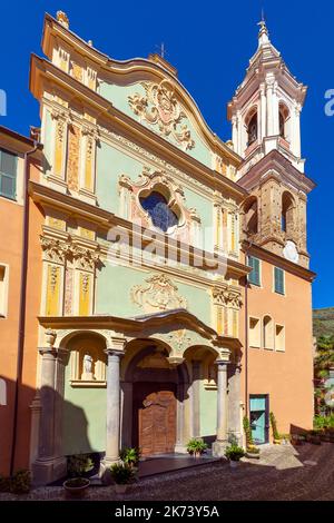 La Chiesa di San Tommaso apostolo a Dolcedo la facciata barocca è preceduta da un portico di colonne di pietra nera. Dolcedo è un borgo medievale Foto Stock