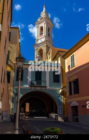 Il centro storico di Dolcedo e la chiesa di San Tommaso apostolo. Dolcedo è un borgo medievale composto da otto villaggi, ciascuno con i propri Foto Stock