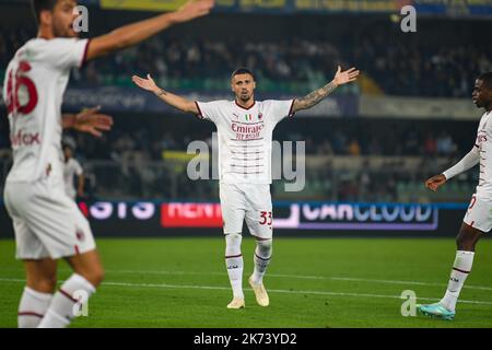 Verona, Italia. 16th Ott 2022. MilanÂ&#X80;&#x99;s Rade Krunic Gestures durante Hellas Verona FC vs AC Milan, calcio italiano Serie A match in Verona, ottobre 16 2022 Credit: Independent Photo Agency/Alamy Live News Foto Stock