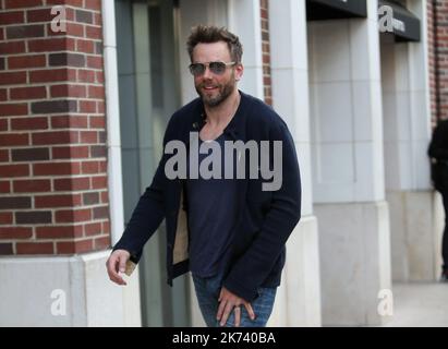 ©WCN/MAXPPP/ROSARIO - Joel McHale al negozio Porsche Design di Beverly Hills. dicembre 9 2016 Foto Stock