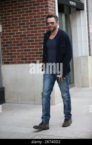 ©WCN/MAXPPP/ROSARIO - Joel McHale al negozio Porsche Design di Beverly Hills. dicembre 9 2016 Foto Stock