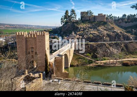 Puente de Alcantara che si estende sul fiume Tago a Toledo, Spagna Foto Stock