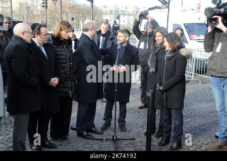 @ Pool/ Robert Alain /Maxppp, Francia, Parigi, 2017/01/05 Francis Kalifat, Presidente del Consiglio rappresentativo delle Associazioni ebraiche francesi (CRIF), Rabbino Capo di Francia Haim Korsia, sindaco di Parigi Anne Hidalgo, Il ministro degli interni francese Bruno le Roux in occasione di un omaggio alle vittime dell' Hyper Casher degli attacchi del 2015 gennaio a Porte de Vincennes a Parigi (Francia), il 5 gennaio 2017; In occasione dei due anni di anniversario della serie di sparatorie contro il quotidiano settimanale Charlie Hebdo e il negozio di alimentari Hyper Casher, che ha mietuto 17 vittime. Foto Stock