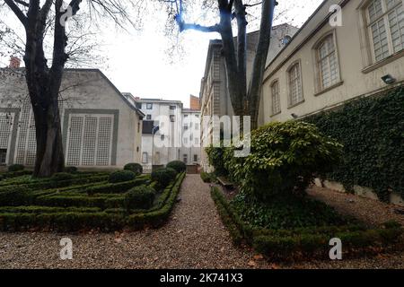 Il Musée des Tissus et des Arts décoratifs è un museo situato nella città di Lione, in Francia. Situato in due hôtels particuliers del XVIII secolo del 2nd ° arrondissement di Lione, l'istituzione consiste in due musei distinti, anche se sono amministrati come uno: Il Musée des Tissus (Museo delle tessili) e il Musée des Arts décoratifs (Museo delle arti decorative). Foto Stock