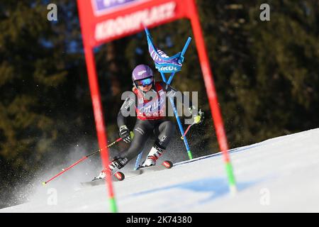 Audi FIS Ski World Cup Ladies Giant Slalom Tessa Worley in azione durante la prima corsa della Audi FIS Ski World Cup Ladies Giant Slalom a Plan de Corones, il 24 gennaio 2017. Federica Brignone è in testa a Tessa Worley dalla Francia. Foto Stock