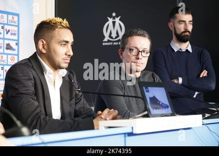 ©PHOTOPQR/LA PROVENCE ; Football : Conférence de presse de l'Olympique de Marseille (OM) au center RLD la Commanderie pour présenter Dimitri PAYET, nouvelle recrue du club ci contre aux côtés de Jacques Henri EYRAUD, président du club ©F SPEICH / MARSIGLIA 30/01/2017 Marsiglia, Francia jan 30th 2017 Dimitri Payet ha detto di aver bisogno di "returtare le sue radici" nel suo ex club, Marsiglia. Il 29 ha firmato un accordo quadriennale e semestrale con il club Ligue 1. Foto Stock