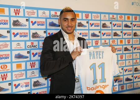 Marsiglia, Francia jan 30th 2017 Dimitri Payet ha detto di aver bisogno di "returtare le sue radici" nel suo ex club, Marsiglia. Il 29 ha firmato un accordo quadriennale e semestrale con il club Ligue 1. Foto Stock