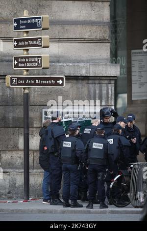 Parigi, Francia, febbraio 3rd 2017 Un soldato francese aprì il fuoco su un uomo armato di machete che gridò 'Allahu Akbar' mentre tentava di entrare in un centro commerciale vicino al famoso museo del Louvre di Parigi. Il PM dice che l'attacco era "chiaramente di natura terroristica" Foto Stock