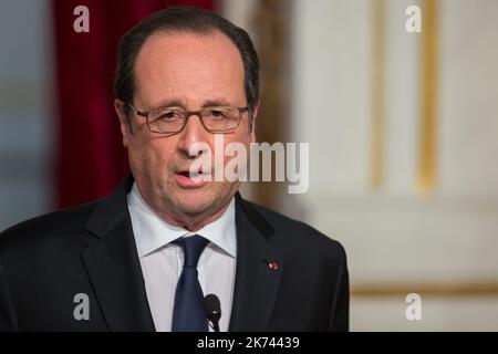 Il Presidente francese Francois Hollande si presenta con un gesto nel corso di una dichiarazione congiunta con il presidente palestinese a seguito della riunione del 7 febbraio 2017 presso il Palazzo Presidenziale Elysee di Parigi. Foto Stock