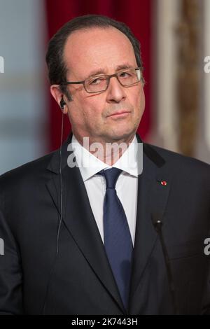 Il Presidente francese Francois Hollande si presenta con un gesto nel corso di una dichiarazione congiunta con il presidente palestinese a seguito della riunione del 7 febbraio 2017 presso il Palazzo Presidenziale Elysee di Parigi. Foto Stock