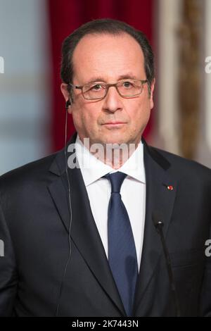 Il Presidente francese Francois Hollande si presenta con un gesto nel corso di una dichiarazione congiunta con il presidente palestinese a seguito della riunione del 7 febbraio 2017 presso il Palazzo Presidenziale Elysee di Parigi. Foto Stock