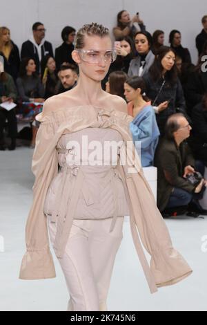 La modella di Anne Sofie Madsen cammina durante la sua sfilata di moda il 1 marzo 2017 a Parigi, in Francia. Foto Stock