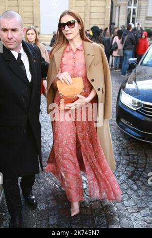 Clotilde Courau lascia la sfilata di moda Valentino Pret a Porter il 5 marzo 2017 a Parigi, Francia. Foto Stock