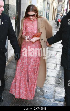 Clotilde Courau lascia la sfilata di moda Valentino Pret a Porter il 5 marzo 2017 a Parigi, Francia. Foto Stock