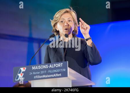 Presidente della regione Ile-de-France, Valerie Pecresse consegna un discorso durante un raduno del candidato alle elezioni presidenziali francesi per il partito di destra Les Republicains (LR) Francois Fillon il 24 febbraio 2017 a Maisons-Alfort, vicino a Parigi. Foto Stock