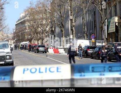 2017/03/16. Esplosione di Parigi: Esplosione di una bomba a lettere presso la sede del FMI. Foto Stock