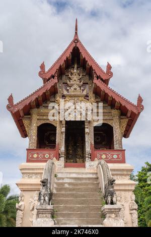 Vista verticale della facciata dell'antica biblioteca Hor Trai presso il famoso tempio buddista Wat Phra Singh, Chiang mai, Thailandia Foto Stock
