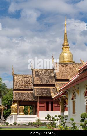 Vista panoramica degli edifici religiosi e degli stupa dorati all'interno del famoso monumento del tempio buddista Wat Phra Singh, Chiang mai, Thaila Foto Stock