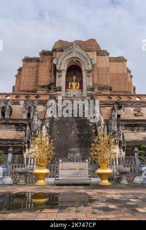 Vista panoramica dello storico monumento stupa in mattoni Lanna con statua dorata del buddha in nicchia, tempio buddista Wat Chedi Luang, Chiang mai, Thailandia Foto Stock