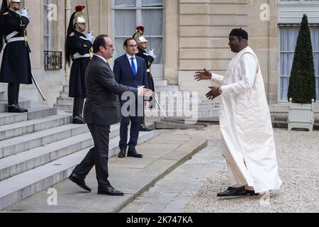 il presidente francese Francois Hollande accoglie il presidente gambiano Adama Barrow prima del loro incontro al palazzo Elysee di Parigi, in Francia, il 15 marzo 2017. Foto Stock